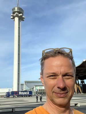 txtconcept – Texter Marco Michels vor Eiffelturm.